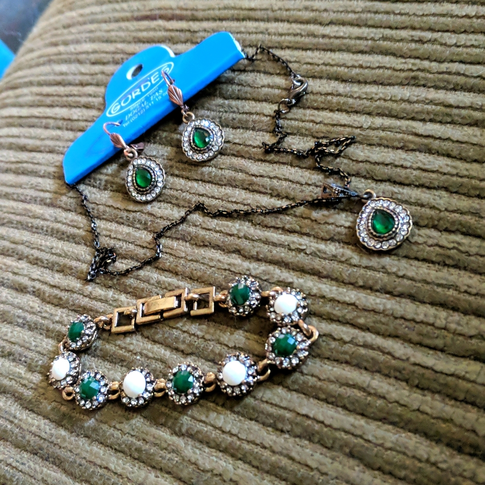 Jewelry set, earrings, necklace, bracelet.Green and white crystal stones. Brass